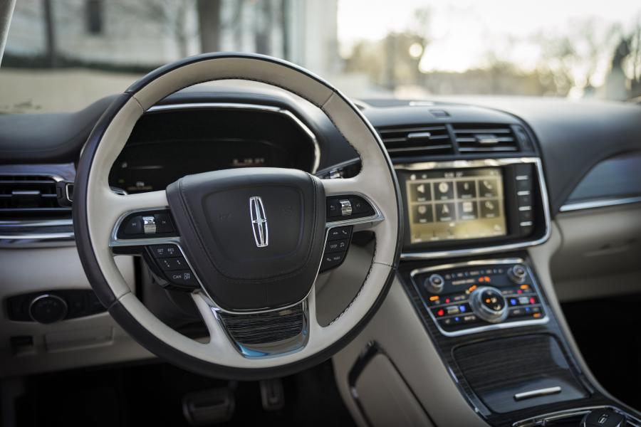 Панель приборов Lincoln Continental 80th Anniversary Coach Door Edition 2019 года  (фото 43 из 54)
